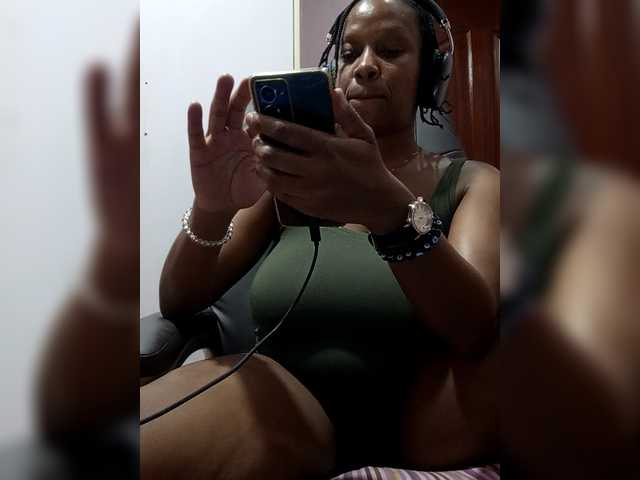 CandyLove's BongaCams show and profile