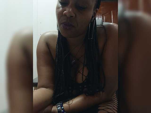 le modèle Candylove est en webcam porno dans un show sur le site bongacams, il possède les tags suivants: Ebony,Blonde,Hairy