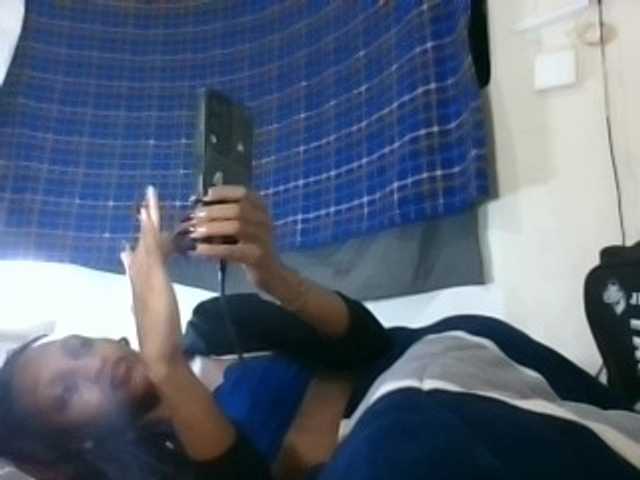 Vinsishly11 live cam on BongaCams