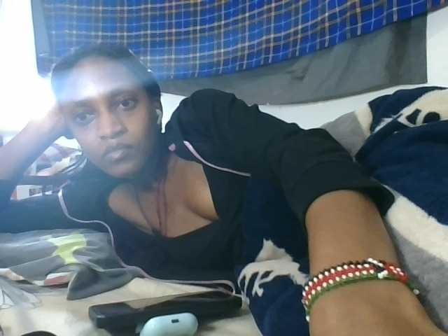 Vinsishly11 live cam on BongaCams