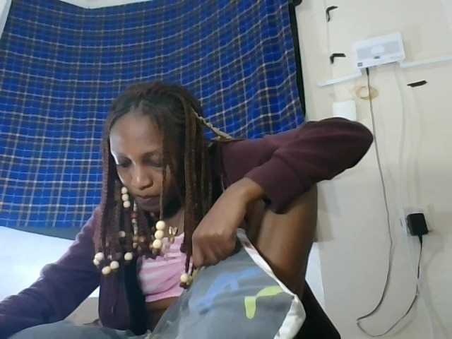 Vinsishly11 live cam on BongaCams