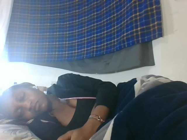 Vinsishly11 live cam on BongaCams