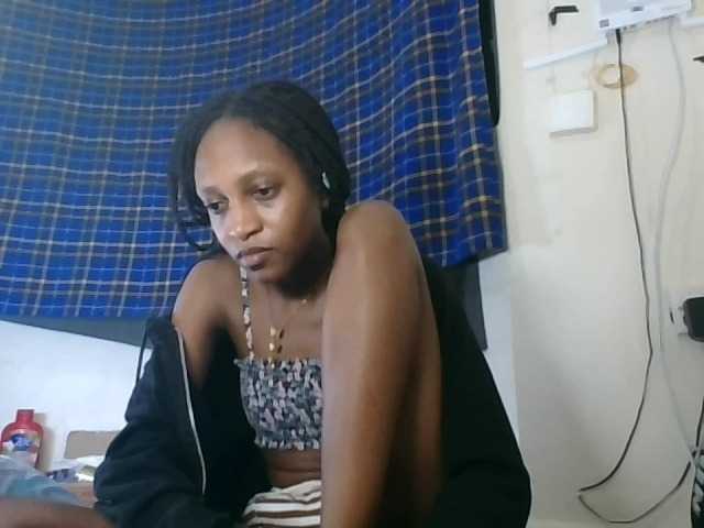 Vinsishly11 live cam on BongaCams