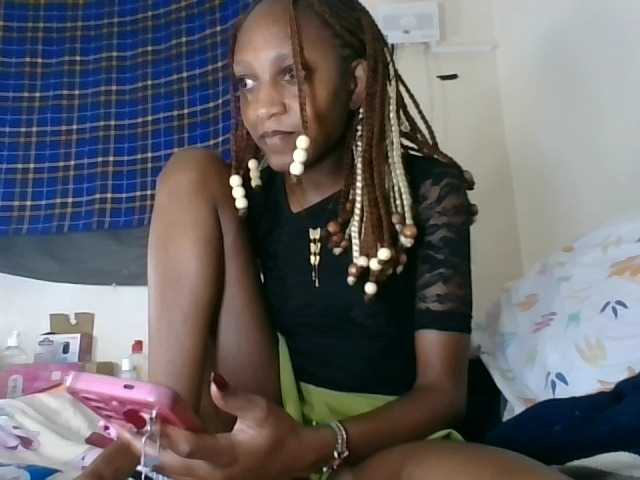 Vinsishly11 live cam on BongaCams