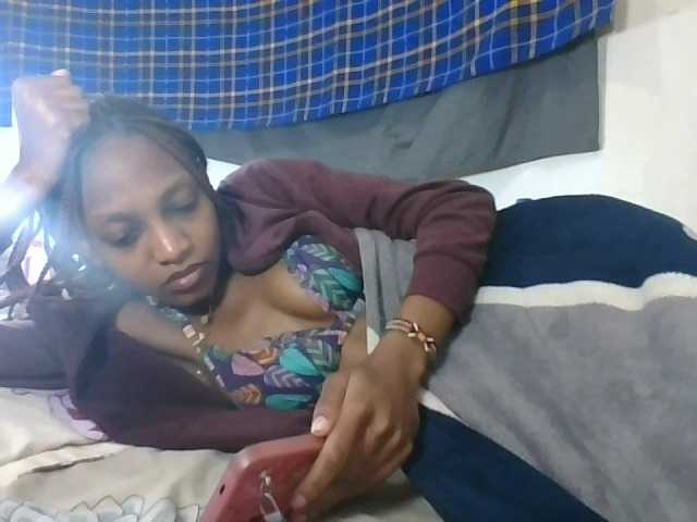 Vinsishly11 live cam on BongaCams