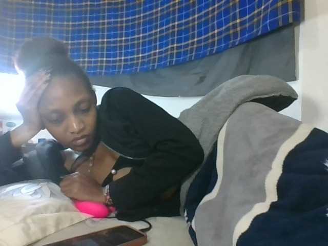 Vinsishly11 live cam on BongaCams