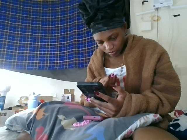 Vinsishly11 live cam on BongaCams