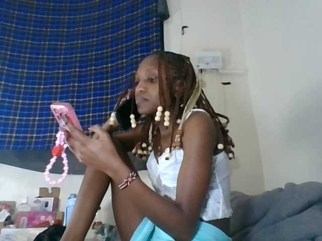 le modèle Vinsishly11 est en webcam porno dans un show sur le site bongacams, il possède les tags suivants: Ebony,Brunette,Trimmed