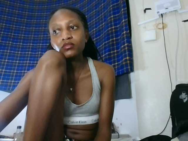 Vinsishly11 live cam on BongaCams