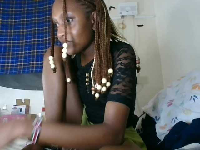 le modèle Vinsishly11 est en webcam porno dans un show sur le site bongacams, il possède les tags suivants: Ebony,Brunette,Trimmed