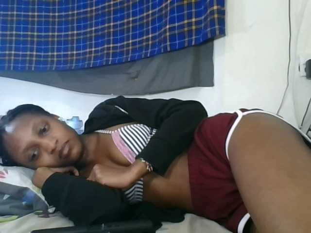 Vinsishly11 live cam on BongaCams