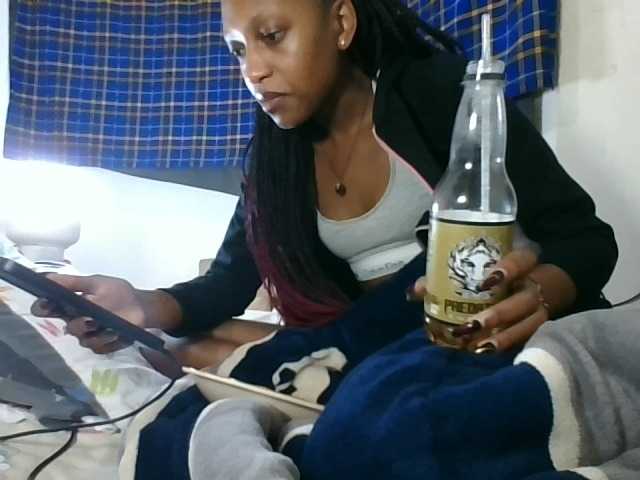 Vinsishly11 live cam on BongaCams