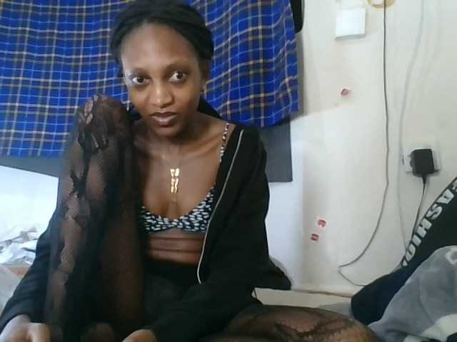 Vinsishly11 live cam on BongaCams