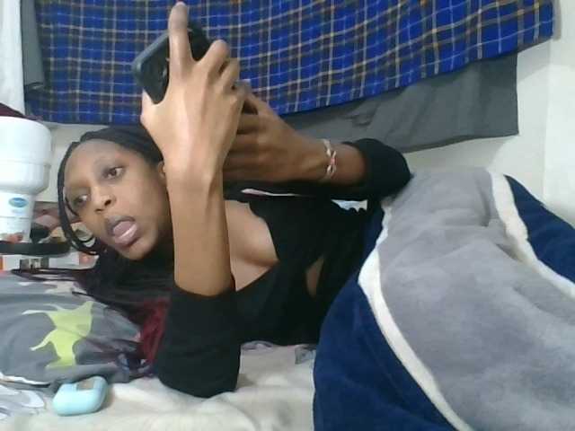 Vinsishly11 live cam on BongaCams