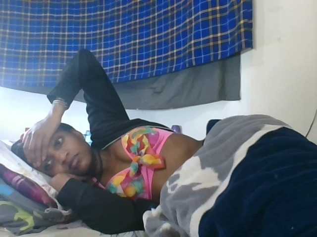 Vinsishly11 live cam on BongaCams