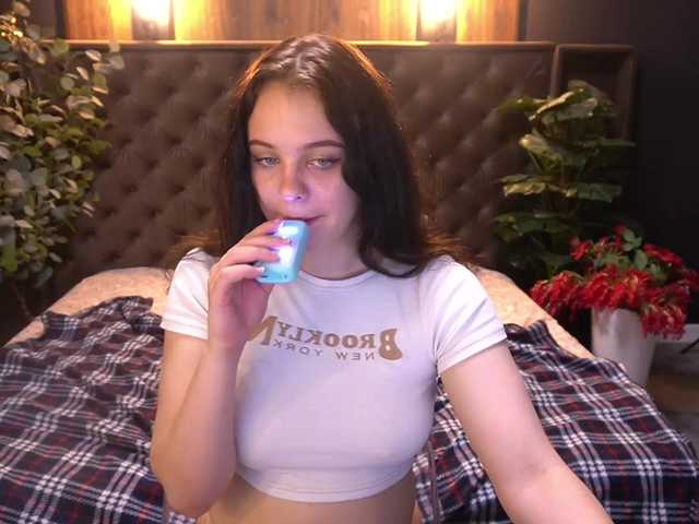 SnowWhiti live cam on BongaCams