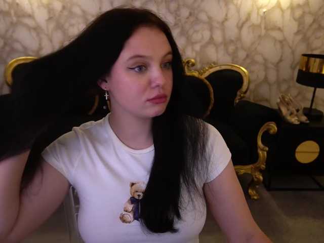SnowWhiti live cam preview