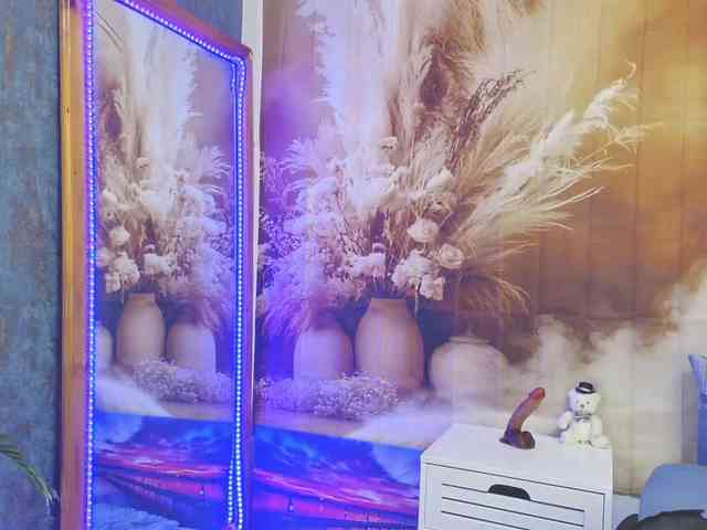 EmaMiller webcam