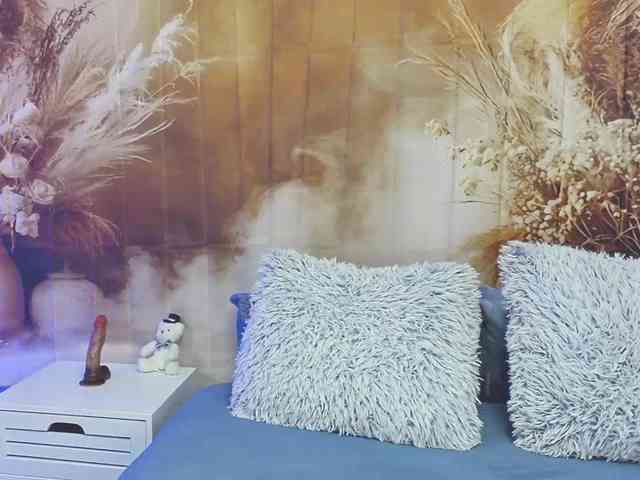 EmaMiller webcam