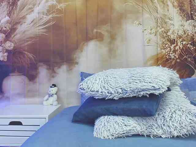 EmaMiller webcam
