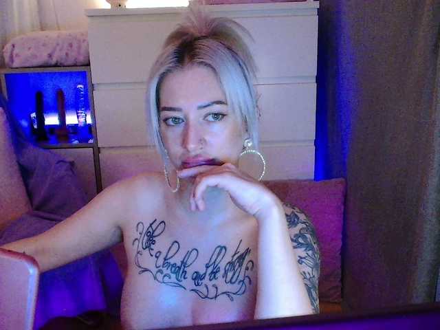 Gina-Lumara live cam on BongaCams