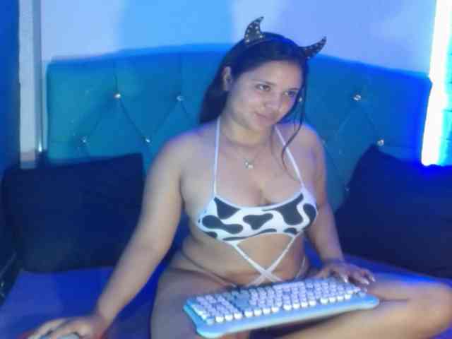 Yesamyn-Stone69 webcam