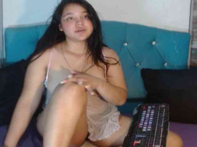 Yesamyn-Stone69 webcam