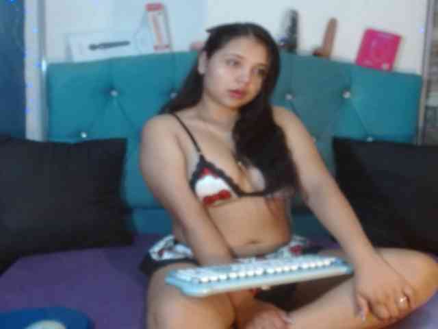 Yesamyn-Stone69 webcam