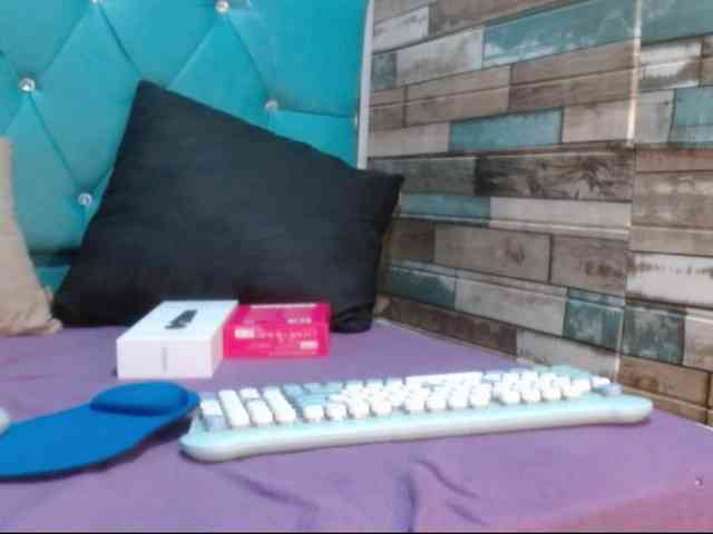 Yesamyn-Stone69 webcam