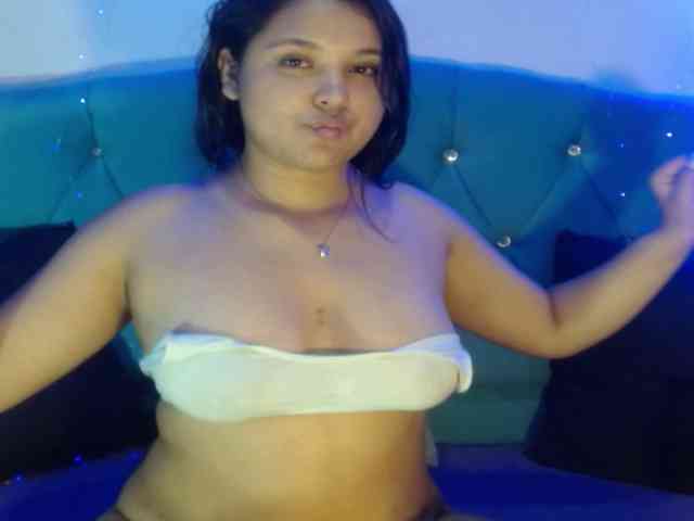 Yesamyn-Stone69 webcam