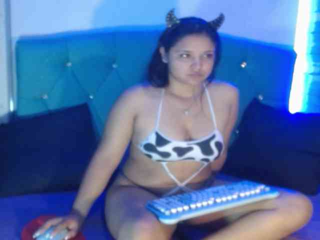Yesamyn-Stone69 webcam