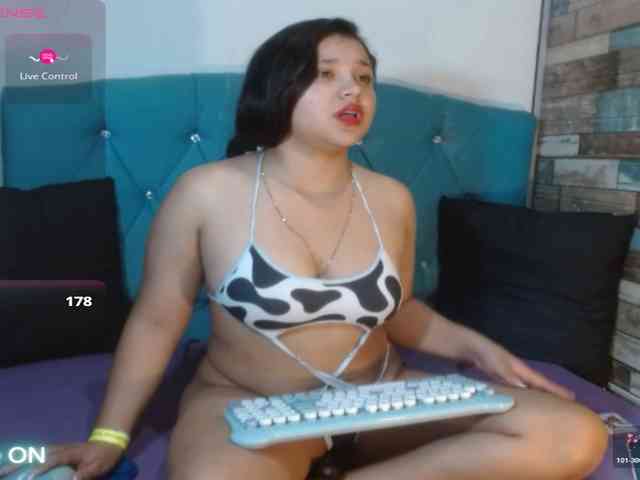 Yesamyn-Stone69 webcam