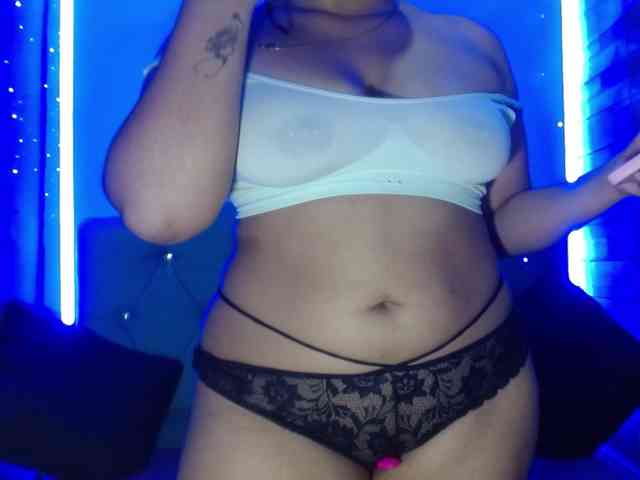 Yesamyn-Stone69 webcam