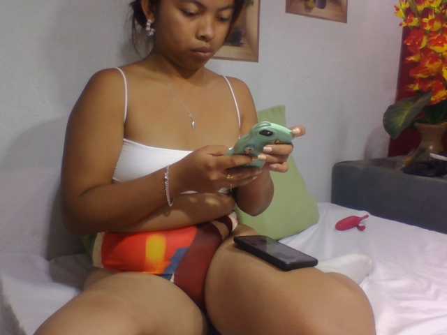 Naomi06 live cam preview