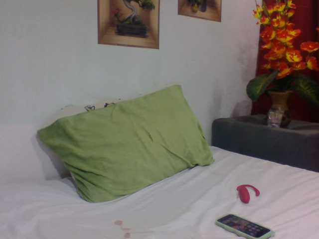 Naomi06 live cam preview