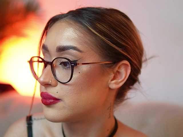 AileenKiss's BongaCams show and profile