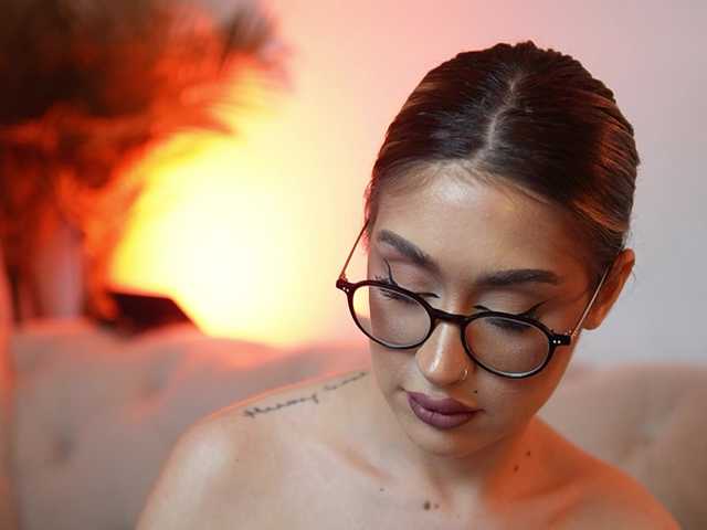 AileenKiss's BongaCams show and profile