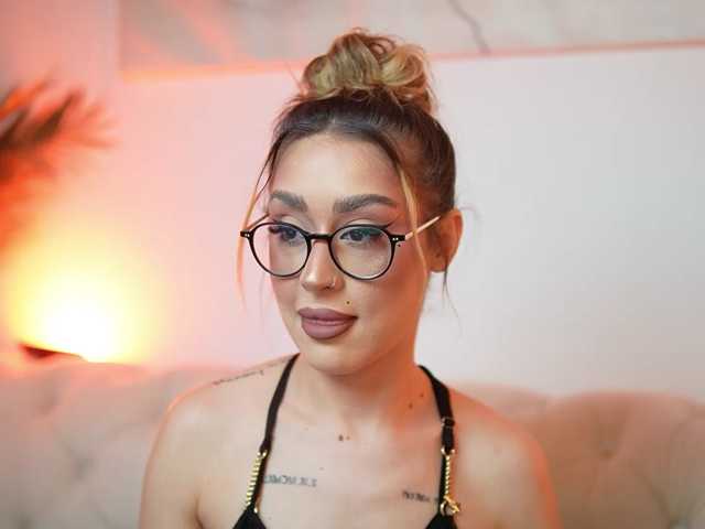 AileenKiss live cam on BongaCams