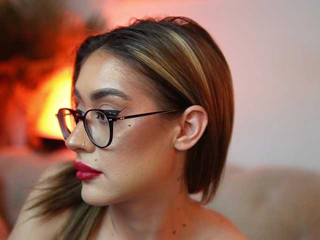 AileenKiss's BongaCams show and profile