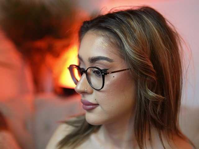 AileenKiss's BongaCams show and profile