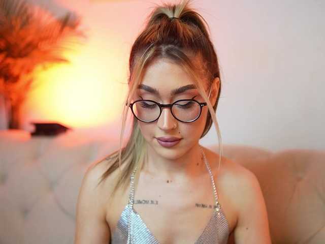 le modèle AileenKiss est en webcam porno dans un show sur le site bongacams, il possède les tags suivants: White/Caucasian,Blonde,Shaved
