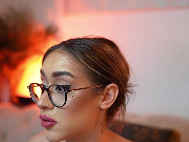 AileenKiss's BongaCams show and profile