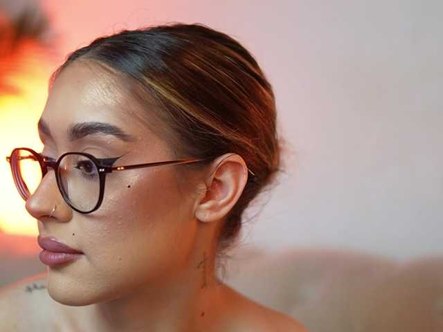 AileenKiss's BongaCams show and profile