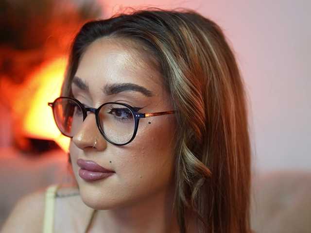 AileenKiss's BongaCams show and profile