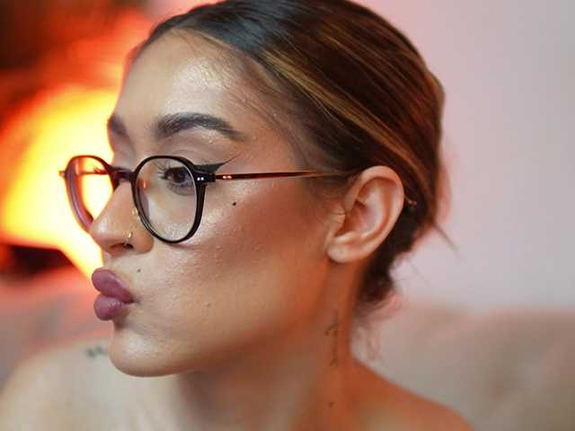 AileenKiss's BongaCams show and profile