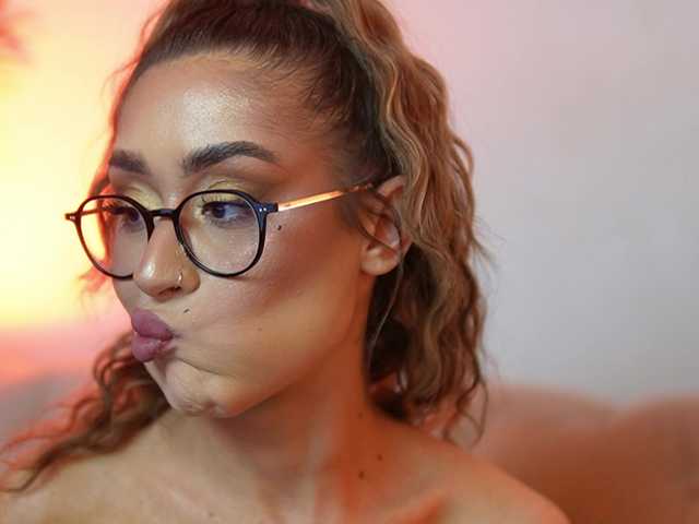 AileenKiss live cam on BongaCams
