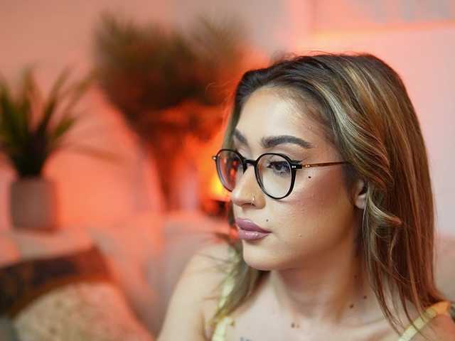 AileenKiss's BongaCams show and profile