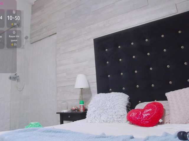 Ella-Lizzie live cam on BongaCams