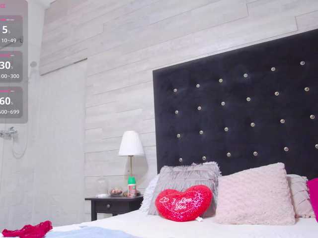 Ella-Lizzie live cam on BongaCams