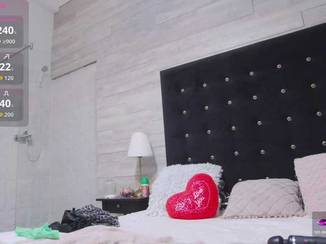 Ella-Lizzie live cam on BongaCams